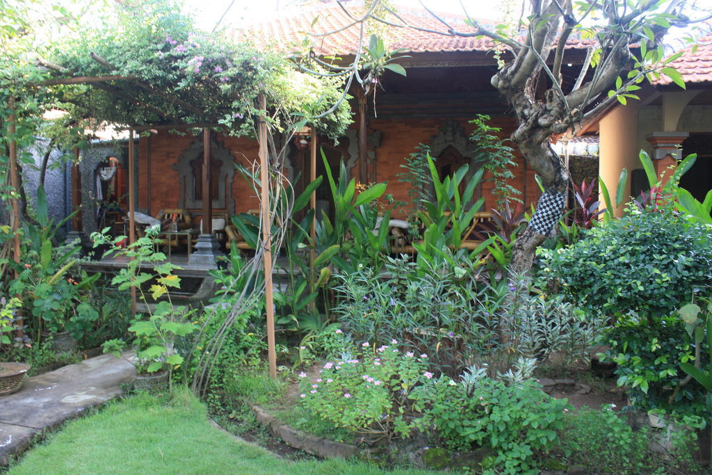 Cleopatra Beach Bungalows Hotel Lovina Exterior foto